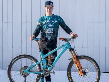 Richie Rude posa orgulloso con su bicicleta. Junto a Yeti y FOX han formado un equipo imbatible en las dos últimas temporadas de las EWS, oficiosamente el Campeonato del Mundo de Enduro. UN SUPER DOTADO