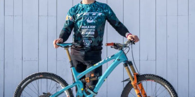 Richie Rude posa orgulloso con su bicicleta. Junto a Yeti y FOX han formado un equipo imbatible en las dos últimas temporadas de las EWS, oficiosamente el Campeonato del Mundo de Enduro. UN SUPER DOTADO
