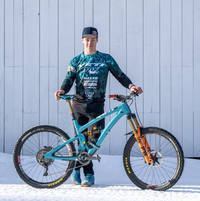 Richie Rude posa orgulloso con su bicicleta. Junto a Yeti y FOX han formado un equipo imbatible en las dos últimas temporadas de las EWS, oficiosamente el Campeonato del Mundo de Enduro. UN SUPER DOTADO