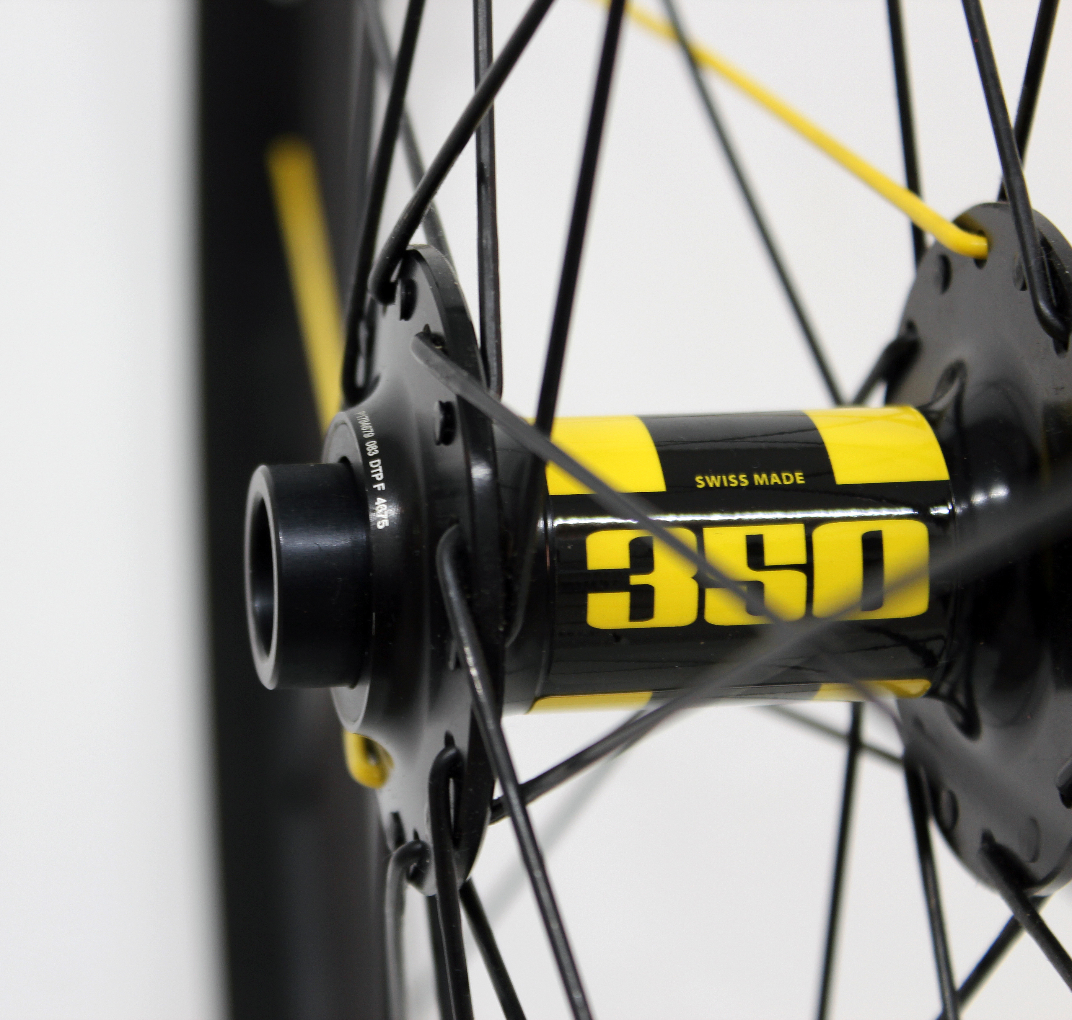 Ruedas by Custom Wheels Aro CARBONO + Buje DT 350 + Radios Sapim CX RAY -  Endubikes