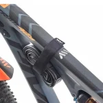 Cinta Velcro All Mountain Style porta camara y herramientas en el cuadro de bici