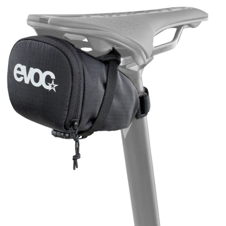 La Bolsa de sillín Evoc Seat Bag en color negro es ideal  y práctica para llevar lo esencial en tus salidas. Calidad de la mano de Evoc.