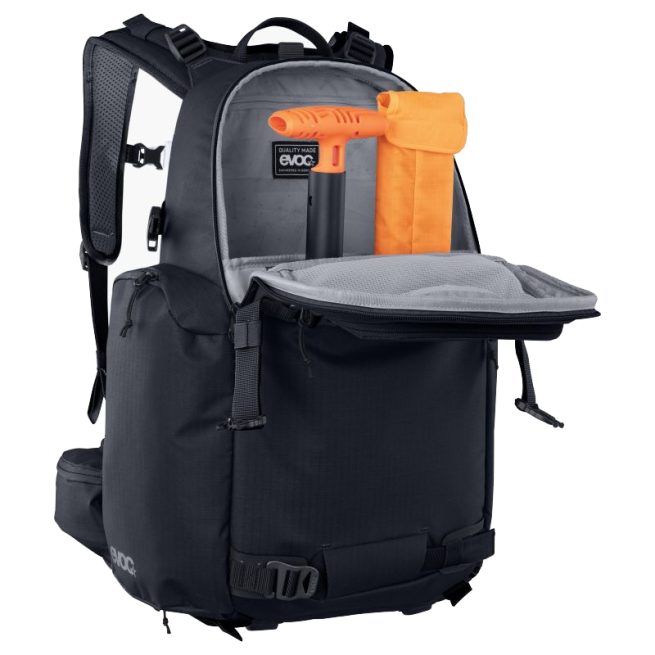 Mochila Evoc Photo Backpack CP 18 para proteger equipos fotográficos mientras se realiza deporte, como mtb, esquí, snowboard, trekking