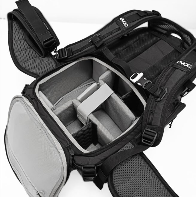 Mochila Evoc Photo Backpack CP 18 para proteger equipos fotográficos mientras se realiza deporte, como mtb, esquí, snowboard, trekking