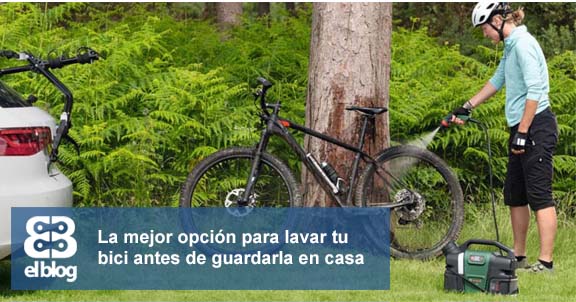 Persona limpiando bicicleta de montaña con hidrolavadora portátil en el bosque antes de guardarla en casa – blog Endubikes sobre mantenimiento de eBikes.