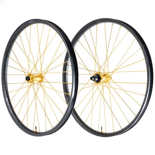 Par de ruedas Industry Nine Hydra2 DH con radios dorados y aros negros, diseñadas para ciclismo de descenso (Downhill)