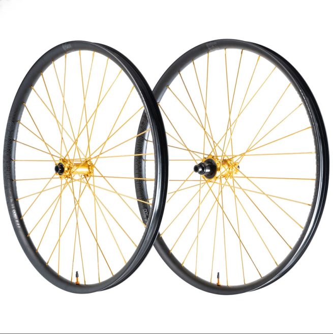 Par de ruedas Industry Nine Hydra2 DH con radios dorados y aros negros, diseñadas para ciclismo de descenso (Downhill)