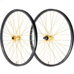 Par de ruedas Industry Nine Hydra2 DH con radios dorados y aros negros, diseñadas para ciclismo de descenso (Downhill)