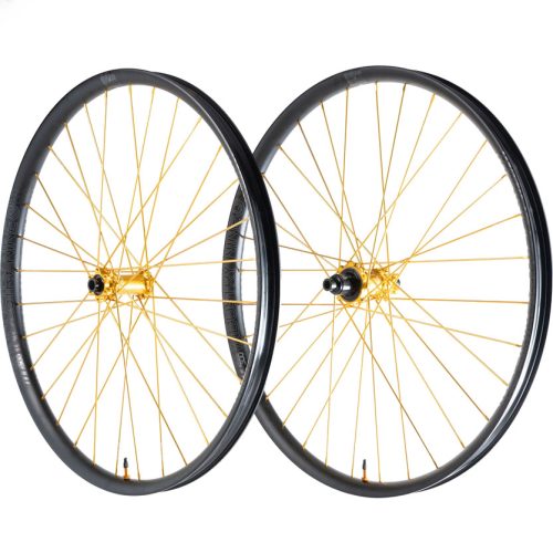 Par de ruedas Industry Nine Hydra2 DH con radios dorados y aros negros, diseñadas para ciclismo de descenso (Downhill)