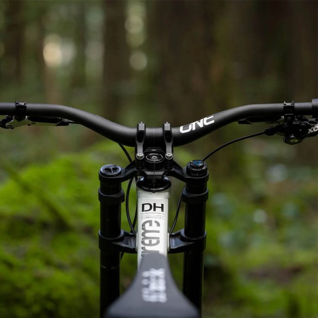 Manillar OneUp V2 Carbon para mtb en varias medidas, con un diseño que mejora control y comodidad para XC, Trail y DH