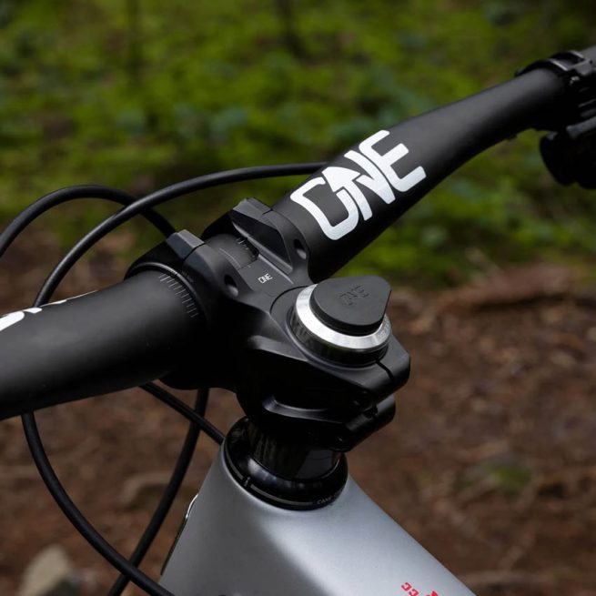 Manillar OneUp V2 Carbon para mtb en varias medidas, con un diseño que mejora control y comodidad para XC, Trail y DH