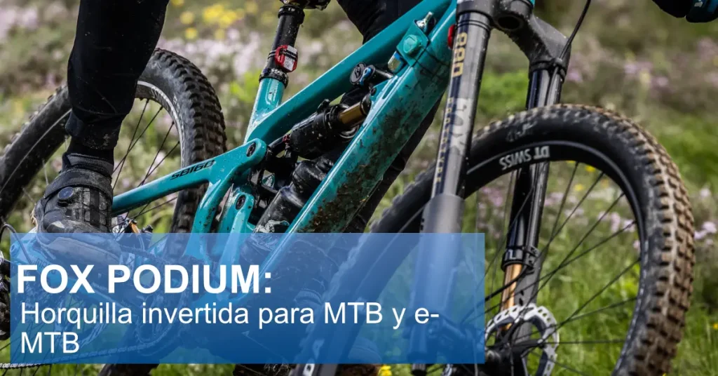 Detalle de una bicicleta de enduro equipada con horquilla Fox invertida y suspensión trasera en acción sobre terreno técnico