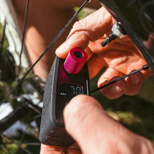 Mini inflador eléctrico Muc-Off Airmach Pro de aluminio, portátil, con pantalla LED y recarga USB-C