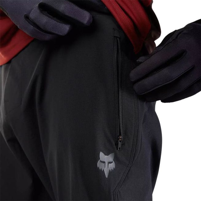 Pantalón Fox Ranger Pants Black para uso en mountain bike, con corte slim, pierna conica y tejido ristop. Vista de los bolsillos con cremallera