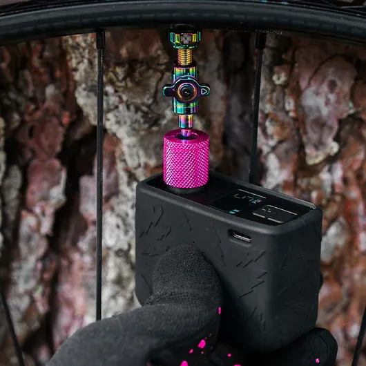 Mini inflador eléctrico Muc-Off Airmach Pro de aluminio, portátil, con pantalla LED y recarga USB-C