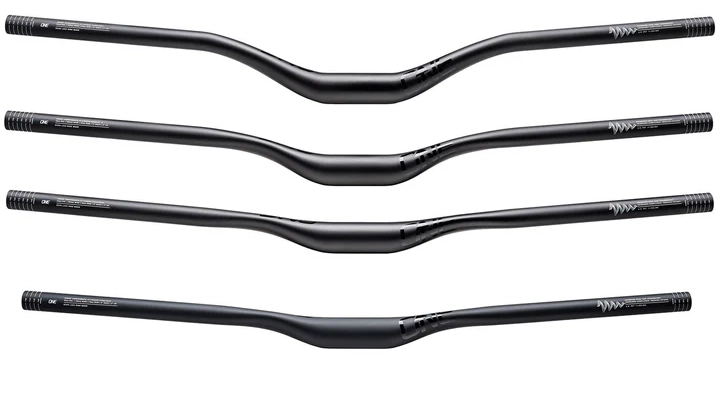 Comparativa de los cuatro modelos de manillar OneUp mostrando las diferencias de curvatura entre las versiones de carbono y aluminio de 35mm