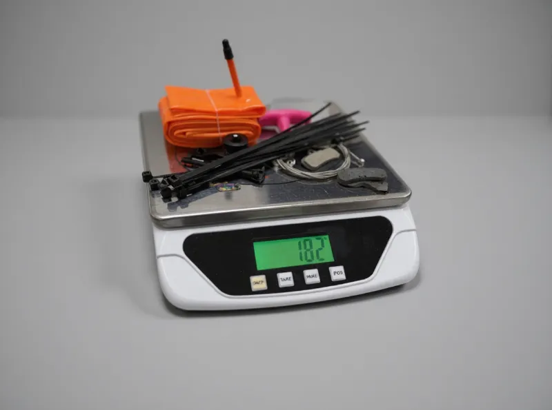 Kit de emergencia para MTB sobre una báscula digital que marca 182 g.