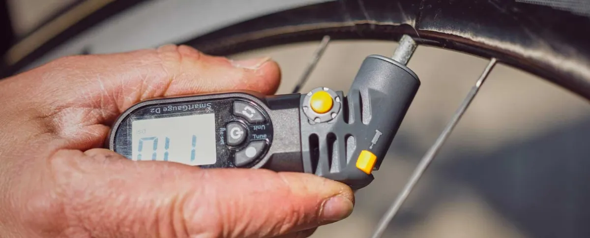 Manómetro digital midiendo la presión de un neumático de bici MTB