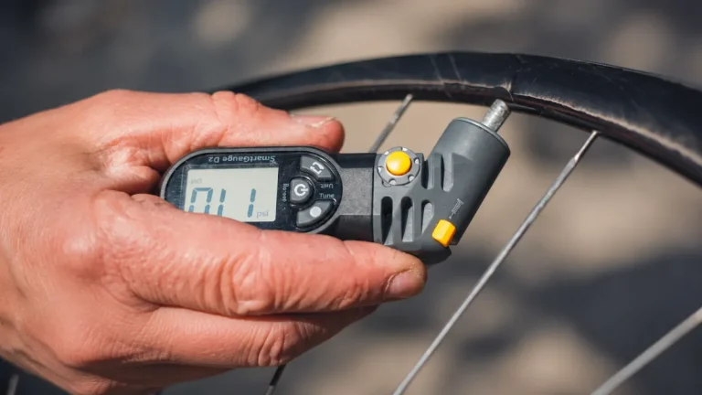 Manómetro digital midiendo la presión de un neumático de bici MTB